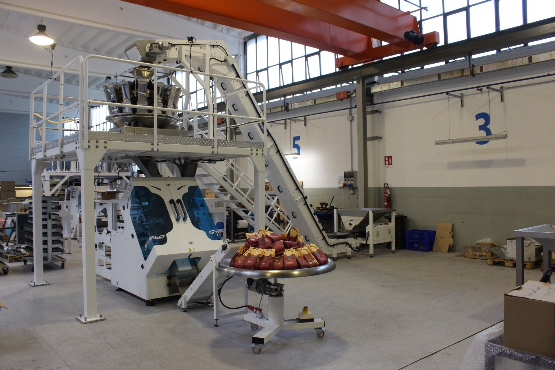 Вертикално packaging machines in operation